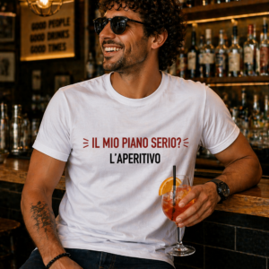 T-shirt Il mio piano serio aperitivo con stampa ironica su sfondo bianco