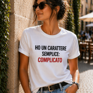 T-shirt con scritta Ho un carattere semplice complicato