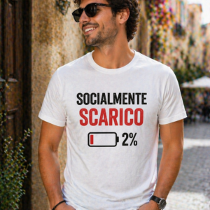 T-shirt Socialmente scarico al 2 per cento con stampa ironica e virale